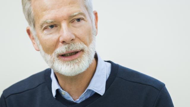 Philippe Eggimann, président de la Société vaudoise de médecine parle lors d'une conférence de presse sur les pratiques admises entre médecins et laboratoires d'analyses médicales le jeudi 7 novembre 2019 à Lausanne. [Keystone - Jean-Christophe Bott]