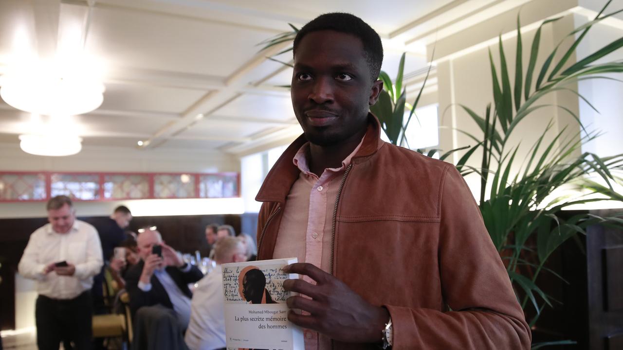 Le Sénégalais Mohamed Mbougar a remporté le prix Goncourt avec son romain "La plus secrète mémoire des Hommes". [AP Photo/Keystone - Lewis Joly]