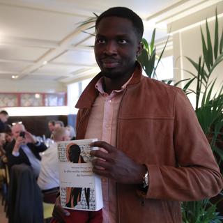 Le Sénégalais Mohamed Mbougar a remporté le prix Goncourt avec son romain "La plus secrète mémoire des Hommes". [AP Photo/Keystone - Lewis Joly]