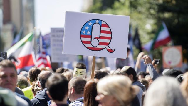 QAnon en tête, comment freiner l'essor en ligne des groupes complotistes? [Keystone/AP - Graham Hughes]