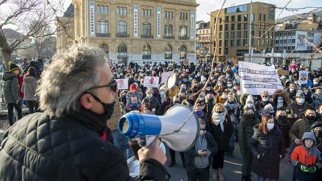 Les cafetiers-restaurateurs neuchâtelois ont manifesté au centre-ville. [Keystone - Martial Trezzini]