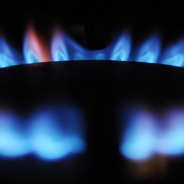 Un anneau de gaz enflammé sur une cuisinière. [EPA/Keystone - Andy Rain]