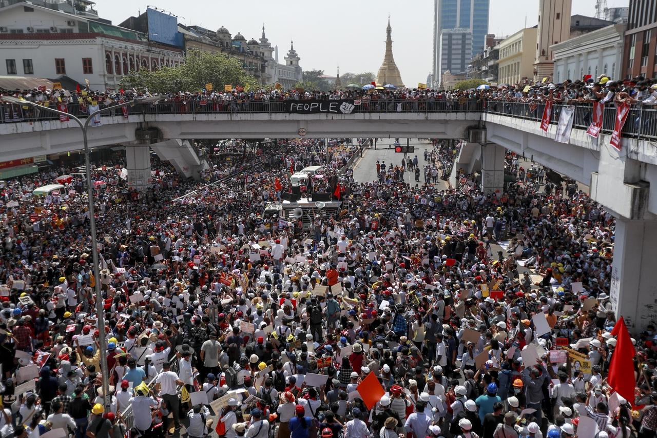 Une grande foule s'est réunie à une intersection non loin de la Pagode Sule pour protester contre le coup d'état militaire. Rangoun, le 17 février 2021. [Keystone/AP photo]