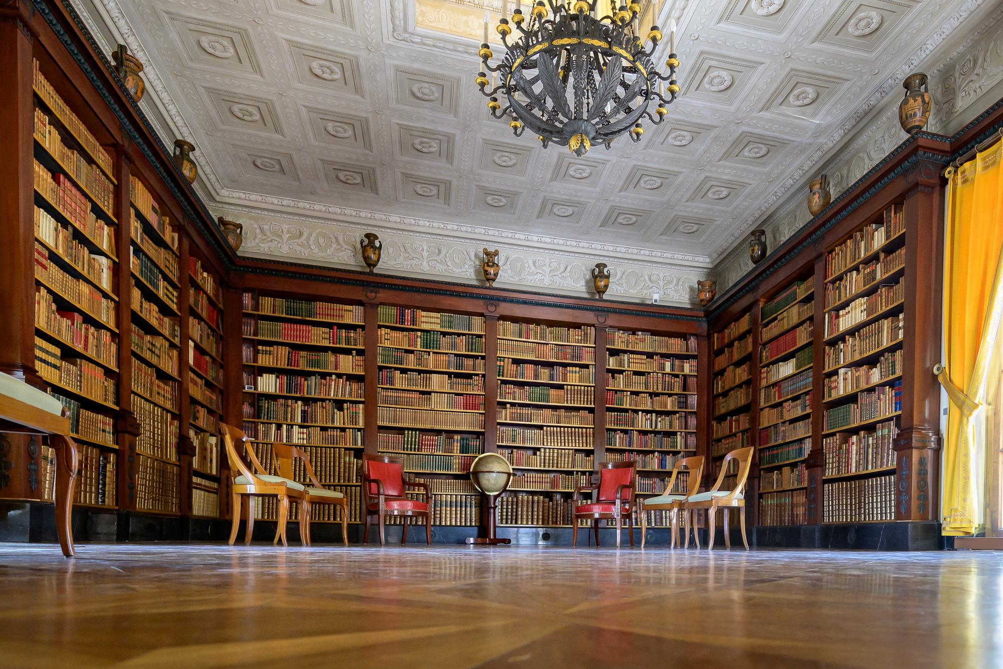 La bibliothèque de la villa La Grange, pièce dans laquelle est prévue la rencontre entre les président Biden et Poutine. [AFP - Fabrice Coffrini]