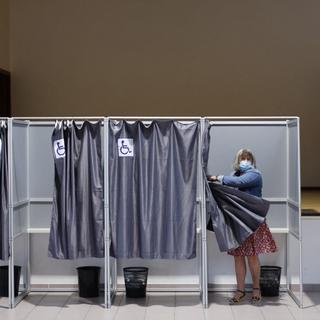 Les Françaises et Français sont rappelés aux urnes ce dimanche pour le second tour des élections régionales, une semaine après un premier tour marqué par une abstention record. [afp - Ludovic Marin]