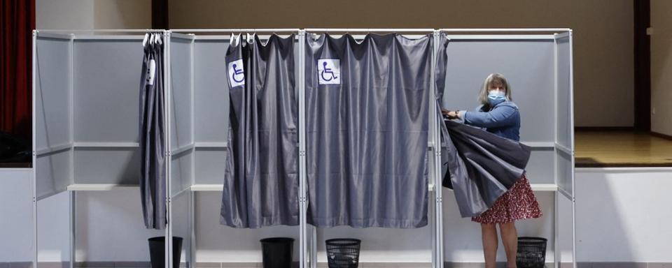 Les Françaises et Français sont rappelés aux urnes ce dimanche pour le second tour des élections régionales, une semaine après un premier tour marqué par une abstention record. [afp - Ludovic Marin]