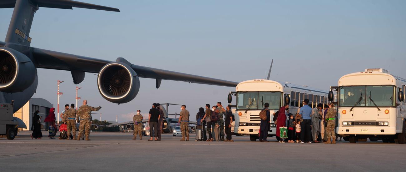 Un groupe de personnes évacuées d'Afghanistan sur la base aérienne américaine de Ramstein. Allemagne, le 23 août 2021. [Keystone/epa - Airman Edgar Grimaldo]