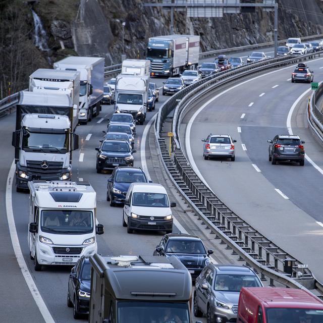 Image d'illustration des bouchons avant le tunnel du Gothard. Ici, le 1er avril 2021. [Keystone - Urs Flueeler]