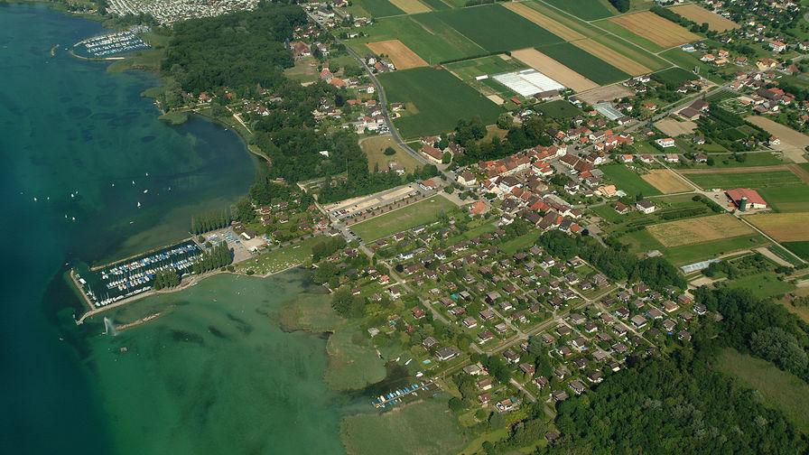 Vue aérienne de la commune de Cudrefin (VD). [Commune de Cudrefin]