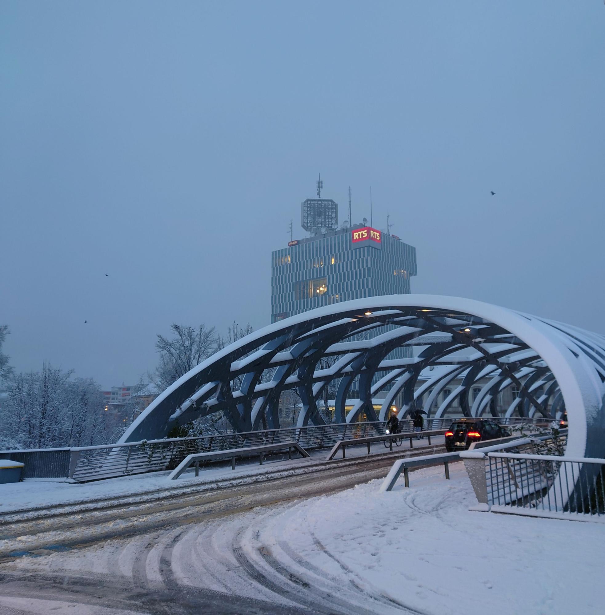 Le pont Hans-Wilsdorf devant la tour RTS à Genève le 10 décembre 2021. [VosInfos - Serge Goletta]