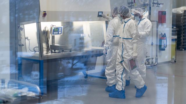 Techniciens de production sur le site de Lonza à Viège (VS). [Keystone - Alessandro della Valle]