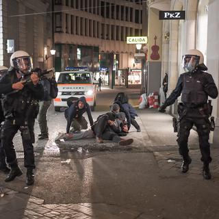 Vendredi soir, dans le centre-ville de Saint-Gall, des jeunes ont attaqué la police qui a répliqué par des tirs de balles en caoutchouc. [Keystone - Michel Canonica]