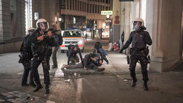 Vendredi soir, dans le centre-ville de Saint-Gall, des jeunes ont attaqué la police qui a répliqué par des tirs de balles en caoutchouc. [Keystone - Michel Canonica]