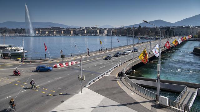 Le Pont du Mont-Blanc à Genève, photographié mercredi 18 mars 2020. [Keystone - Martial Trezzini]