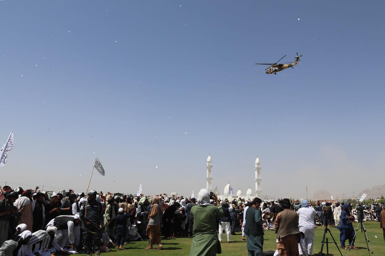 L'hélicoptère Blackhawk en question survole la foule à Kandahar. [Keystone - STRINGER]
