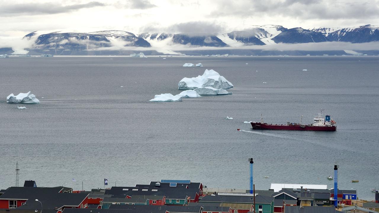 Un tanker passe devant le village de Qaanaaq, au Groenland. Image d'illustration [AFP - RIEGER BERTRAND / HEMIS.FR]