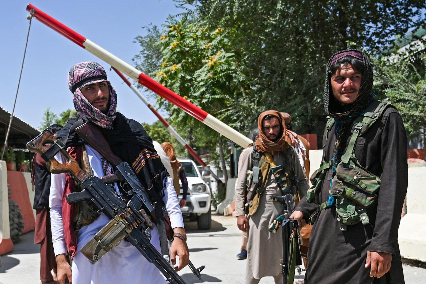 Talibans à un point de contrôle en ville de Kaboul, 16.08.2021. [AFP - Wakil Kohsar]