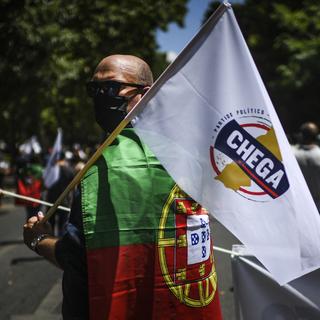 Un partisan du parti d'extrême-droite portugais Chega. [AFP - Patricia De Melo Moreira]