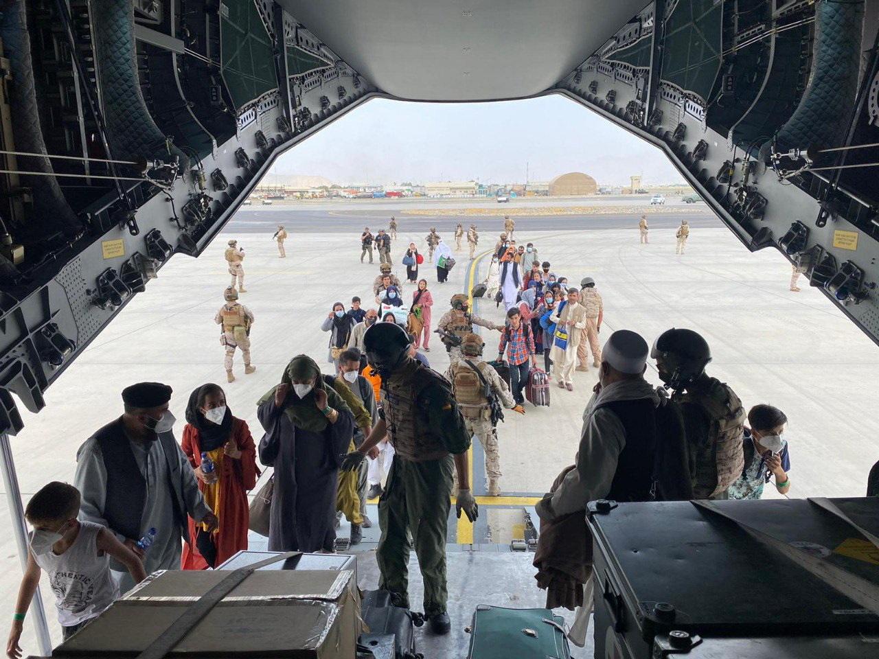 Des réfugiés embarquent à bord d'un Airbus de l'armée espagnole, le 18 août 2021 à l'aéroport de Kaboul. [EPA/Keystone - SPANISH MINISTRY OF DEFENSE HAND]