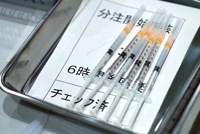 Des seringues remplies avec du vaccin contre le Covid-19 de la firme Moderna. Tokyo, le 1er juillet 2021. [Keystone/AP photo - Eugene Hoshiko, File]