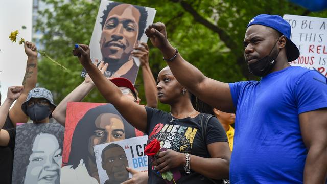 Manifestation à Minneapolis le 23 mai 2021 pour commémorer le premier anniversaire de la mort de George Floyd. [Keystone - Craig Lassig]