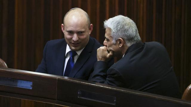 Naftali Bennett, Premier ministre israélien (à gauche) et Yair Lapid (droite) en pleines tractations. [Keystone/EPA - Ronen Zvulun]