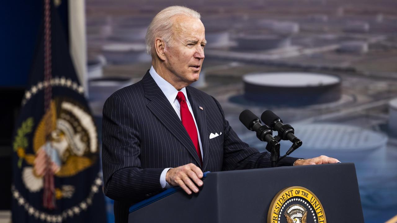 Le président américain Joe Biden annonce le déblocage de 50 millions de barils de pétrole de la réserve stratégique des Etats-Unis. Washington DC, le 23 novembre 2021. [Keystone - Jim Lo Scalzo/EPA]