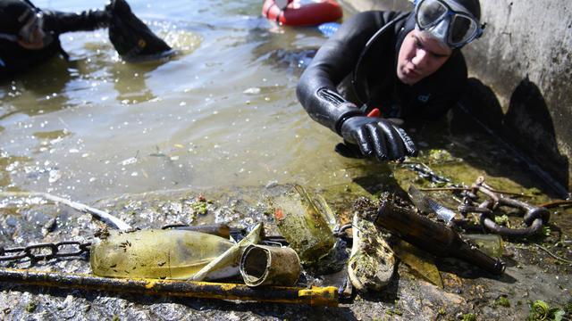 Neuchâtel veut lutter contre les déchets sauvages au bord du lac. [Keystone - Laurent Gillieron]