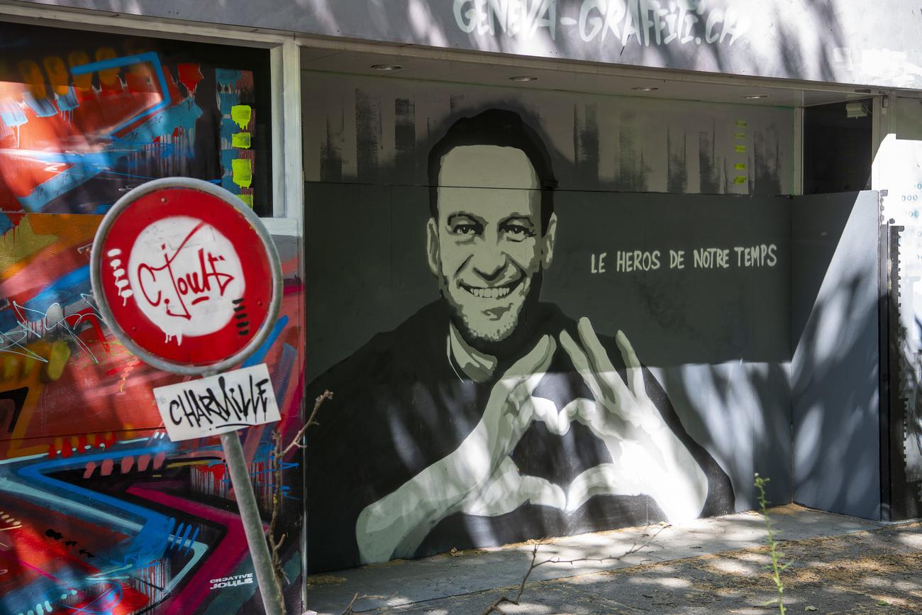 Un graffiti représentant l'opposant russe Alexeï Navalny, le 14 juin 2021 à Genève. [Keystone - Martial Trezzini]