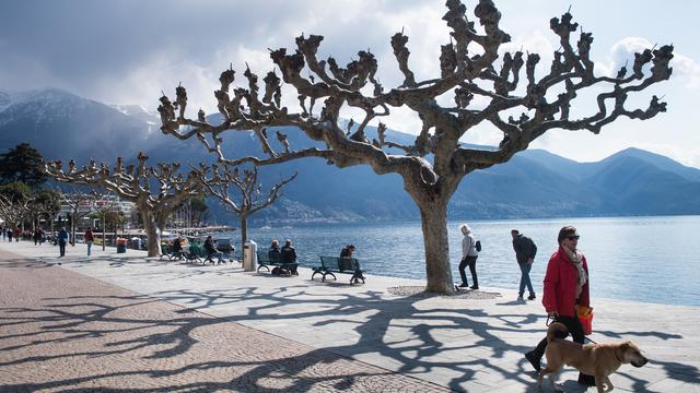 Le port du masque en extérieur devient obligatoire lundi à Ascona (TI). [Keystone - Ti-Press/Alessandro Crinari]