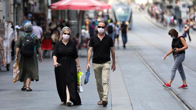 Des personnes masquées à Jérusalem. [Keystone - EPA/Abir Sultan]