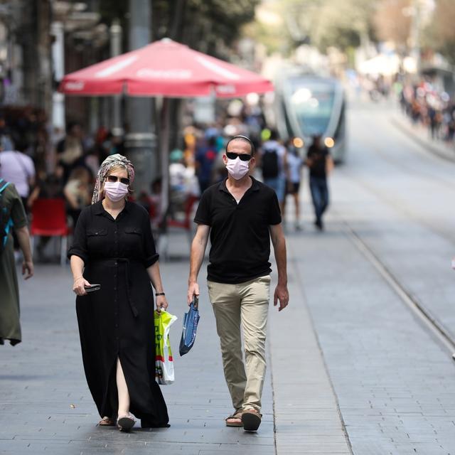 Des personnes masquées à Jérusalem. [Keystone - EPA/Abir Sultan]