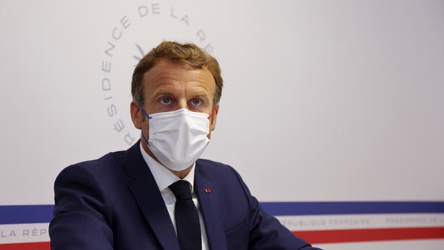 Le président Emmanuel Macron lors d'un conseil de défense suite à la détérioration de la situation sanitaire dans les collectivités d'outre-mer. [Pool photo / Keystone - Eric Gaillard]