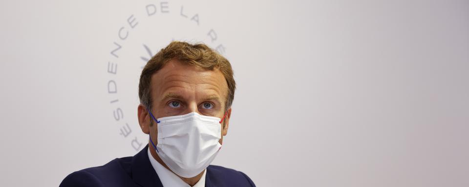 Le président Emmanuel Macron lors d'un conseil de défense suite à la détérioration de la situation sanitaire dans les collectivités d'outre-mer. [Pool photo / Keystone - Eric Gaillard]