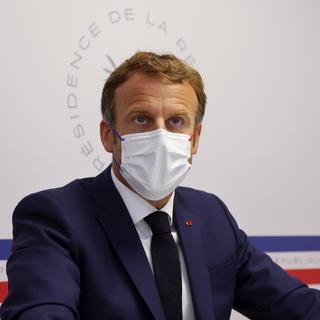 Le président Emmanuel Macron lors d'un conseil de défense suite à la détérioration de la situation sanitaire dans les collectivités d'outre-mer. [Pool photo / Keystone - Eric Gaillard]