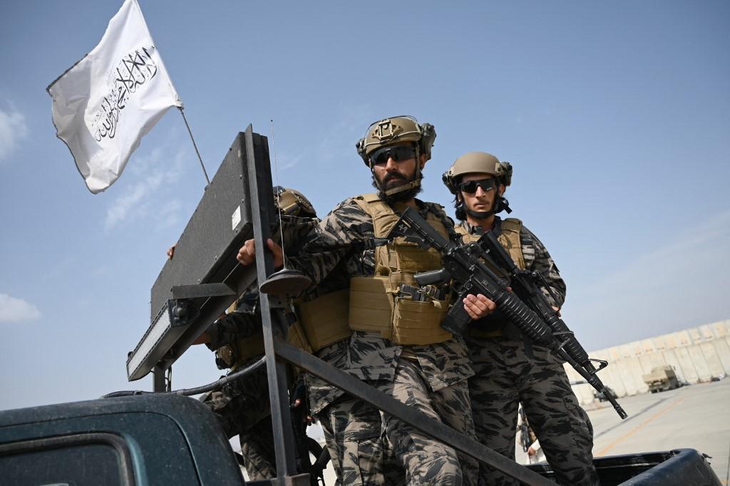 Les forces spéciales talibanes paradent à l'aéroport de Kaboul. [AFP - Wakil Kohsar]