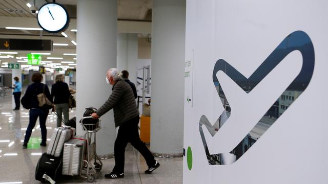 Des touristes arrivent à l'aéroport de Palma de Majorque le 20 mars 2021. [Reuters - Enrique Calvo]