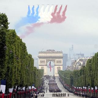 Mercredi 14 juillet: des avions de la patrouille de France survolent les Champs-Elysées à Paris pour la fête nationale française. [Keystone - EPA/Michel Euler]