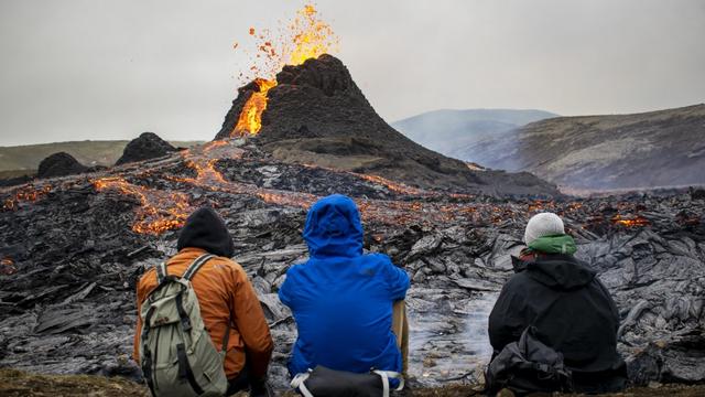 Des randonneurs observent le volcan du mont Fagradalsfjall en éruption. [AFP - Jérémie Richard]