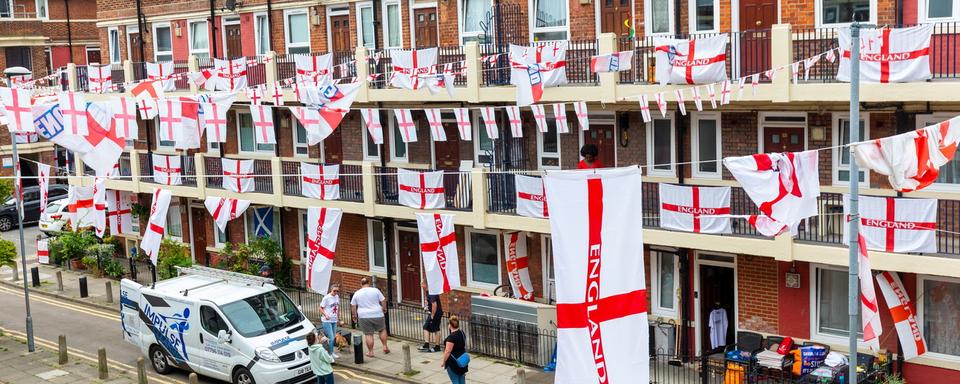 Un quartier de Londres décoré au couleur de l'Angleterre avant la finale de l'Euro 2020. [EPA/Keystone - Vickie Flores]