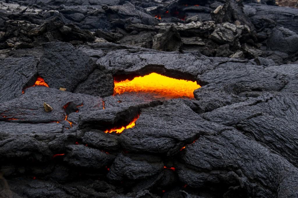 La lave du volcan noircit en se refroidissant. [AFP - Jérémie Richard]