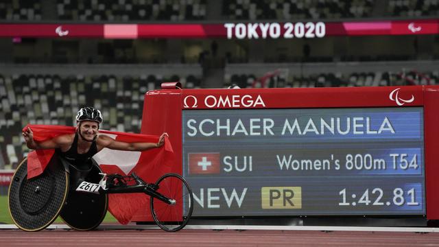 Manuela Schär a réalisé une superbe course, signant le record paralympique pour décrocher une 4e médaille en 5 éditions. [AP Photo/Eugene Hoshiko]