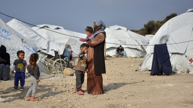 Le camp d'accueil et d'enregistrement à Mavrovouni, près du port de Lesbos, a été bâti en urgence après l'incendie du bidonville de Moria. [Keystone/AP - Panagiotis Balaskas]