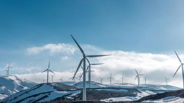 Des éoliennes en montagne. [Unsplash - Jason Blackeye]