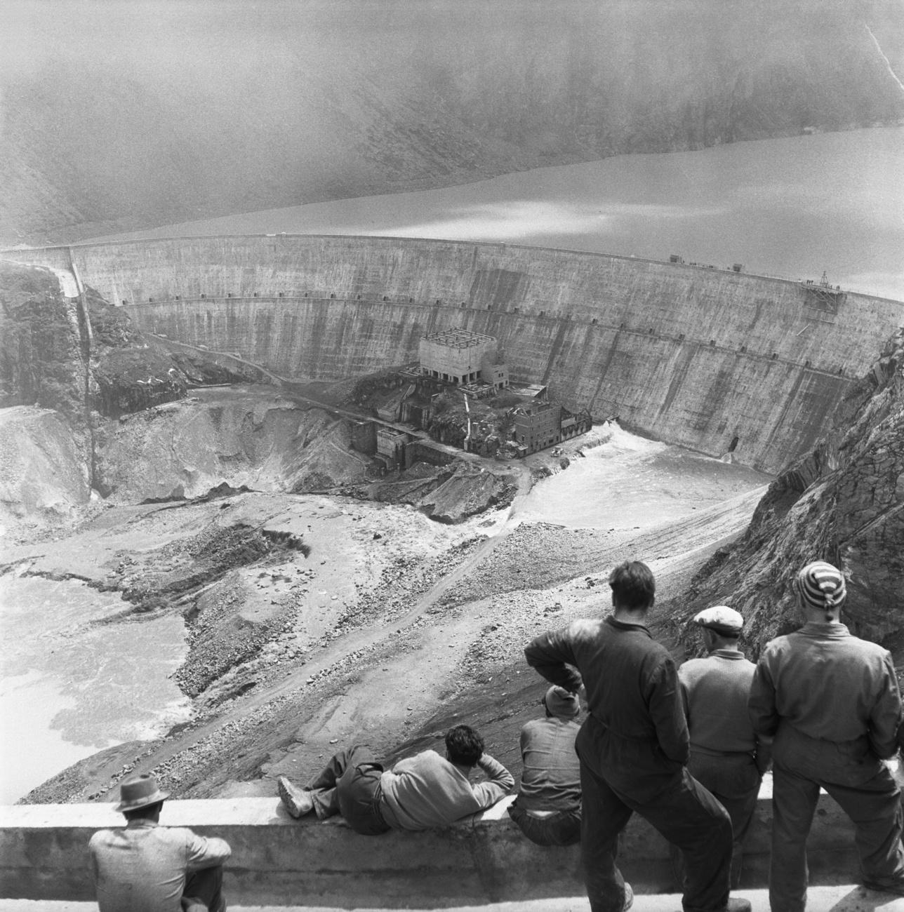 Ouvriers sur le chantier du barrage de la Grande Dixence en 1957. [Keystone]