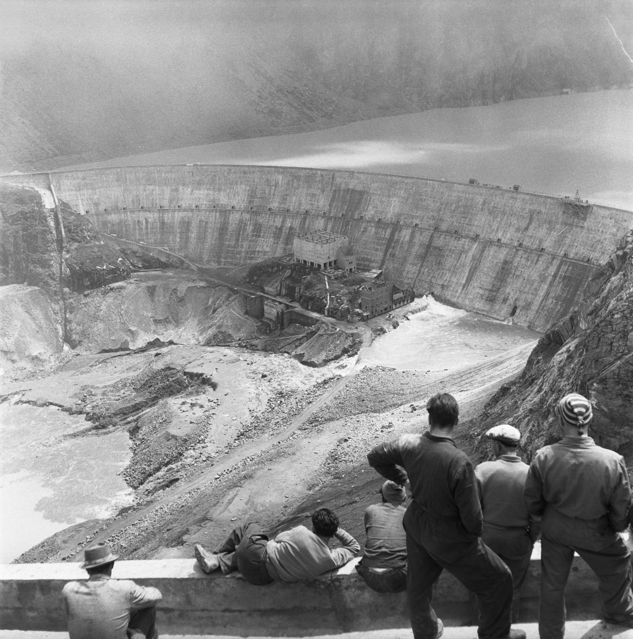 Ouvriers sur le chantier du barrage de la Grande Dixence en 1957. [Keystone]