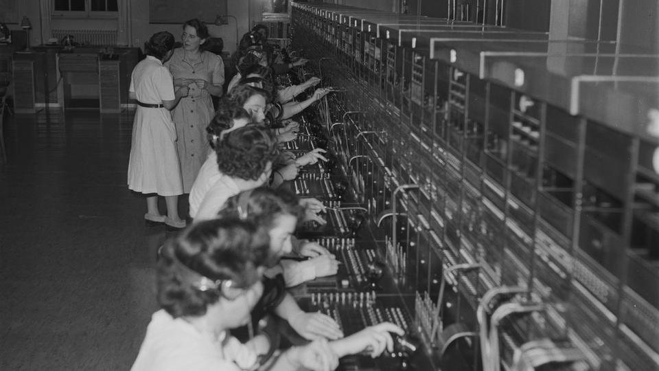 Téléphonistes bénévoles pour la Chaîne du Bonheur en 1951. [RTS - ASL]