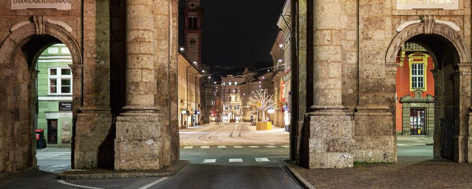 Une rue déserte à Innsbruck en Autriche, tôt lundi 22.11.2021. [APA/Keystone - Daniel Liebl]