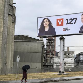 Une affiche électorale représentant Vjosa Osmani et Albin Kurti au Kosovo. [AFP]