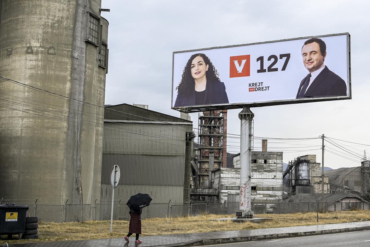 Une affiche électorale représentant Vjosa Osmani et Albin Kurti au Kosovo. [AFP]